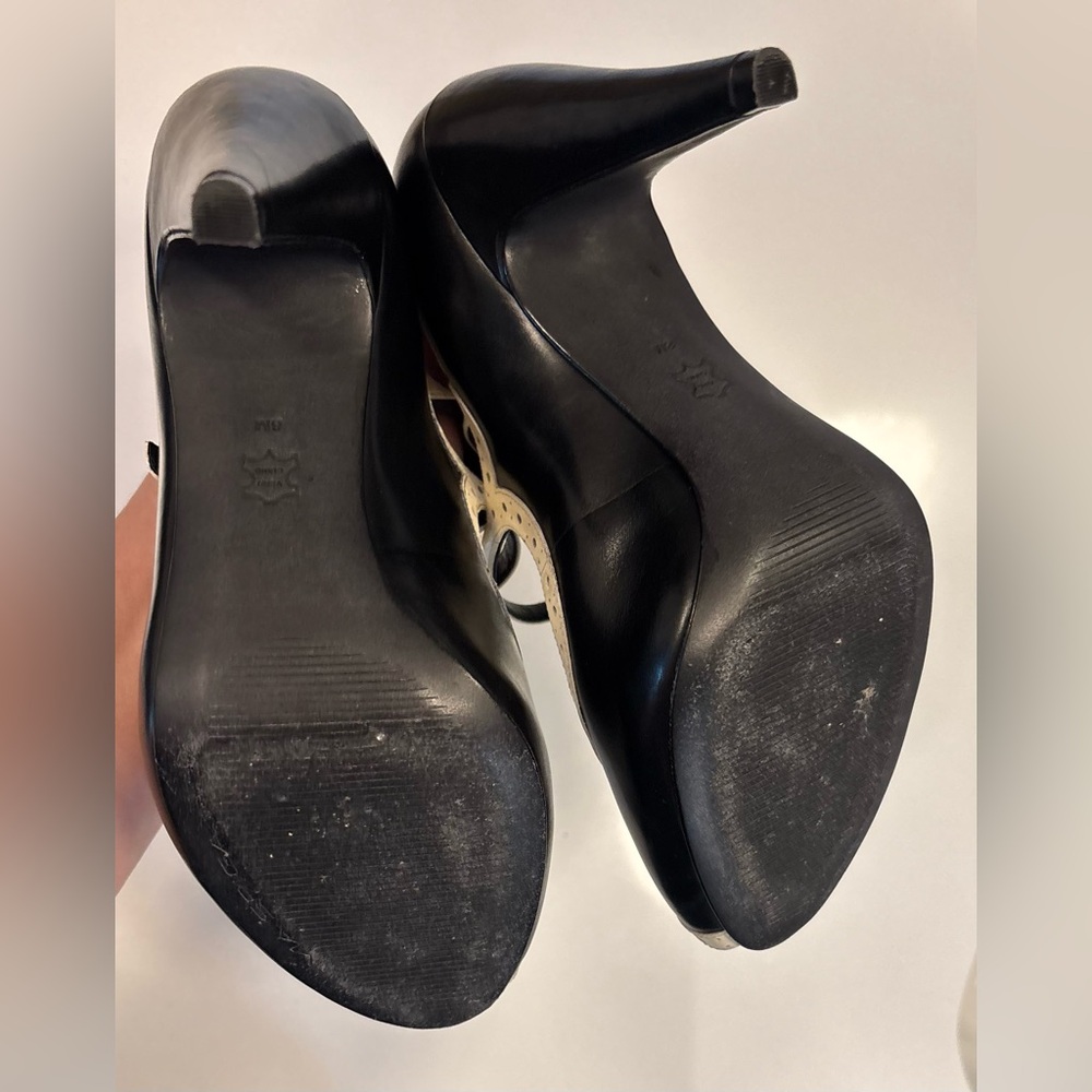 🎩 VIA SPIGA vintage Double Strap Mary Jane Peep Pumps Black/Cream w/ brogue - Picture 10 of 13